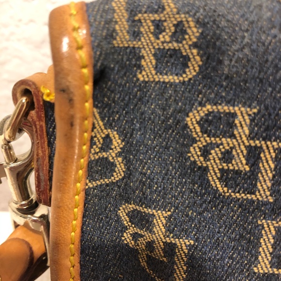 Dooney & Bourke Wristlet - Picture 4 of 11